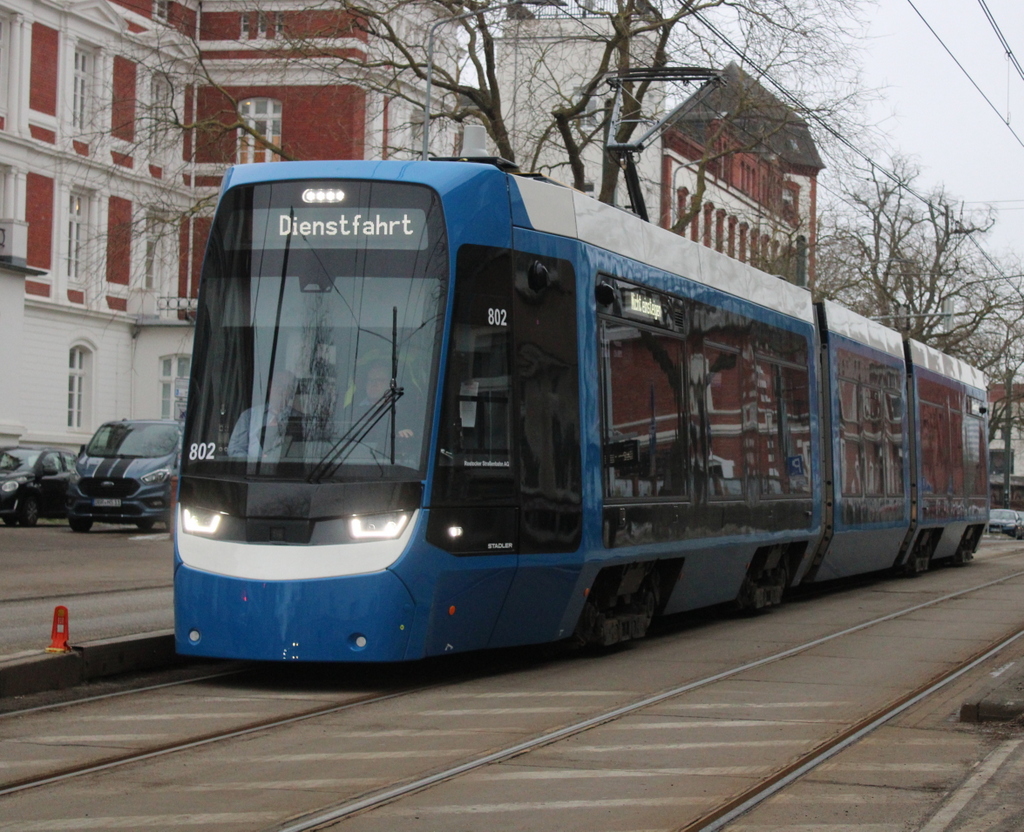 RSAG Wagen 802 stand am 30.01.2026 in der Haltestelle Rostock-Volkstheater.