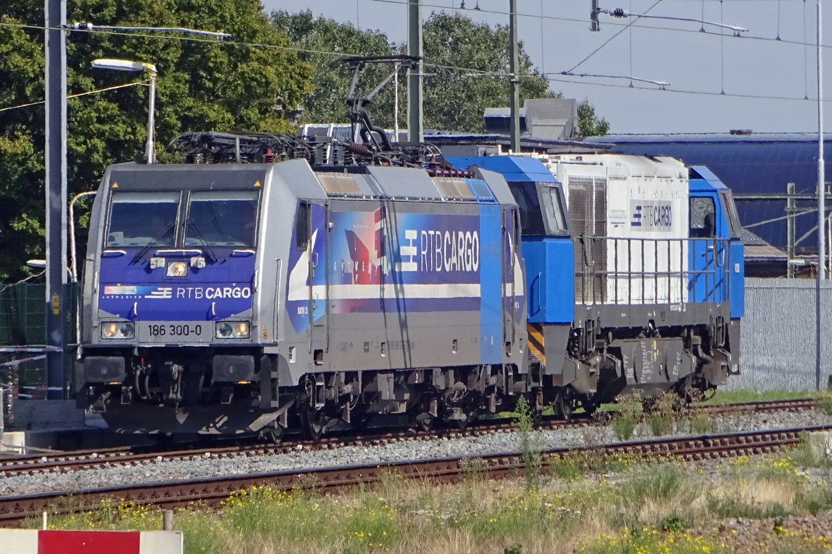 RTB 186 300 schleppt ein G-2000 durch Tilburg am 23 Augustus 2019.