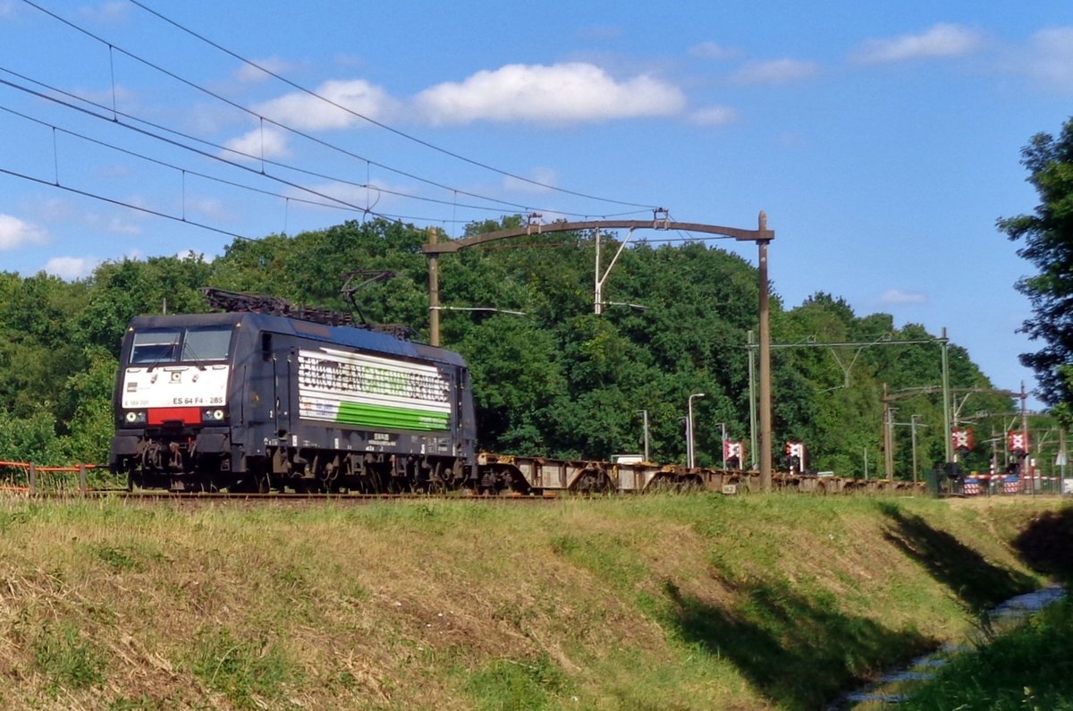 RTB 189 285 passiert auf deren Rückfahrt nach Kijfhoek am 10 Juni 2017 Tilburg Oude Warande. Der RTB/EGS-Aufkleber hat bessere Zeiten gesehen.