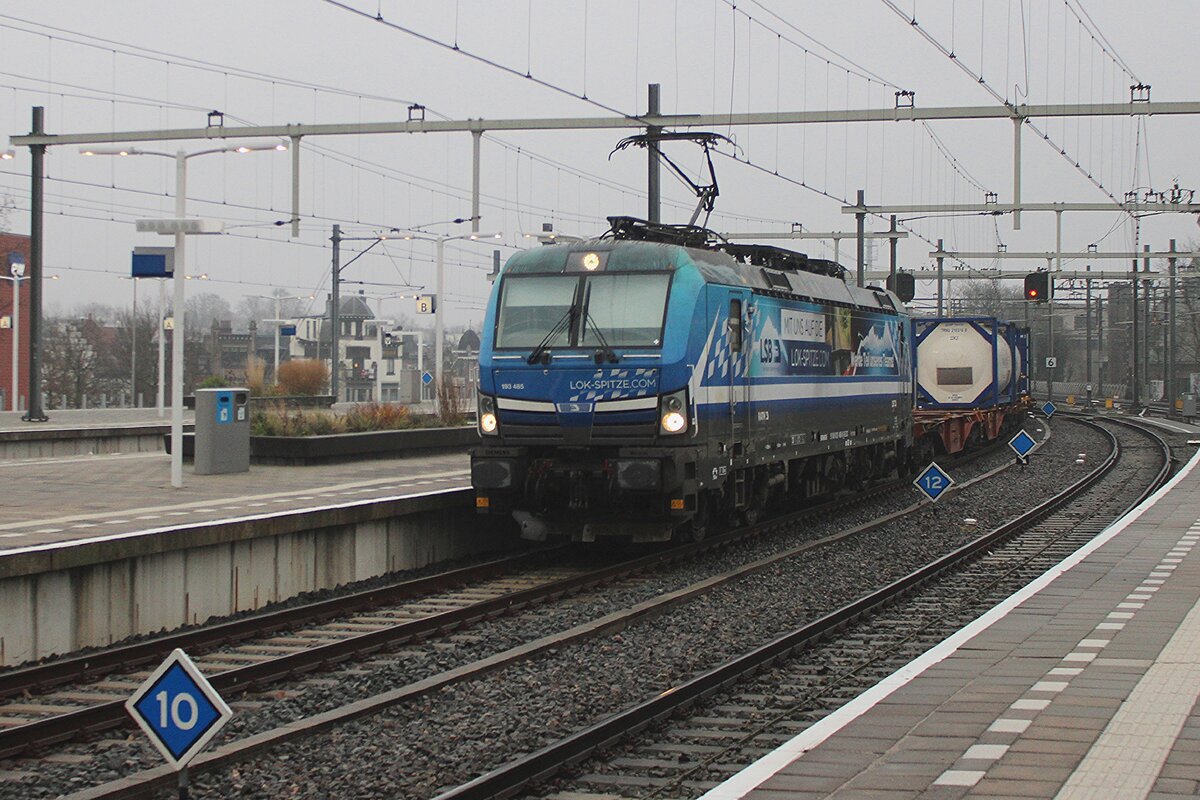 RTBC 193 485 zieht ein KLV durch Arnhem Centraal am feuchten 14 Dezember 2024.