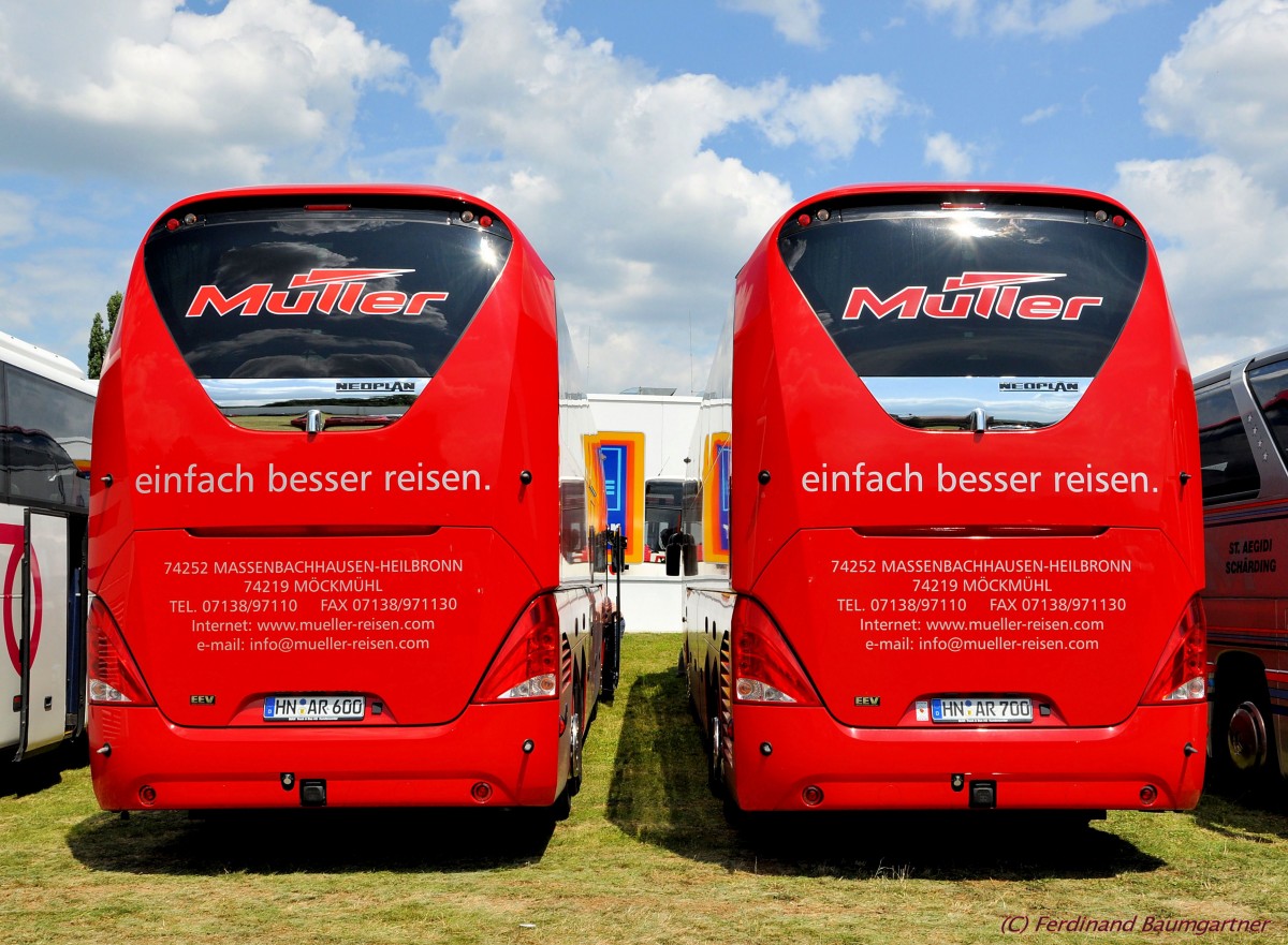 Rckansicht von 2 NEOPLAN STARLINER von MLLER Reisen aus Deutschland am 13.7.2013 in Krems gesehen.