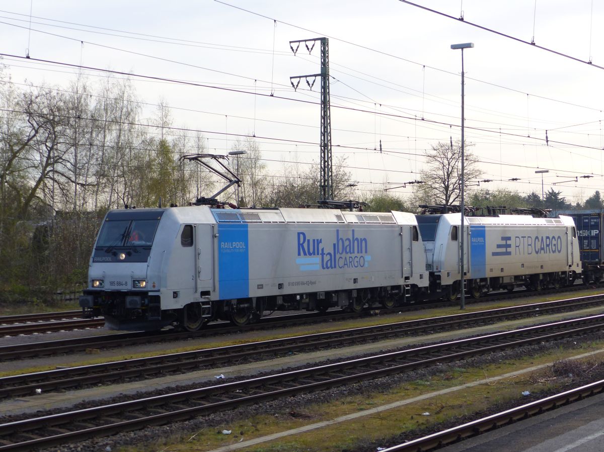 Rurtalbahn Cargo Lok 185 684-8 und 186 428-9 Emmerich am Rhein 31-03-2017.

Rurtalbahn Cargo loc 185 684-8 en 186 428-9 Emmerich am Rhein 31-03-2017.