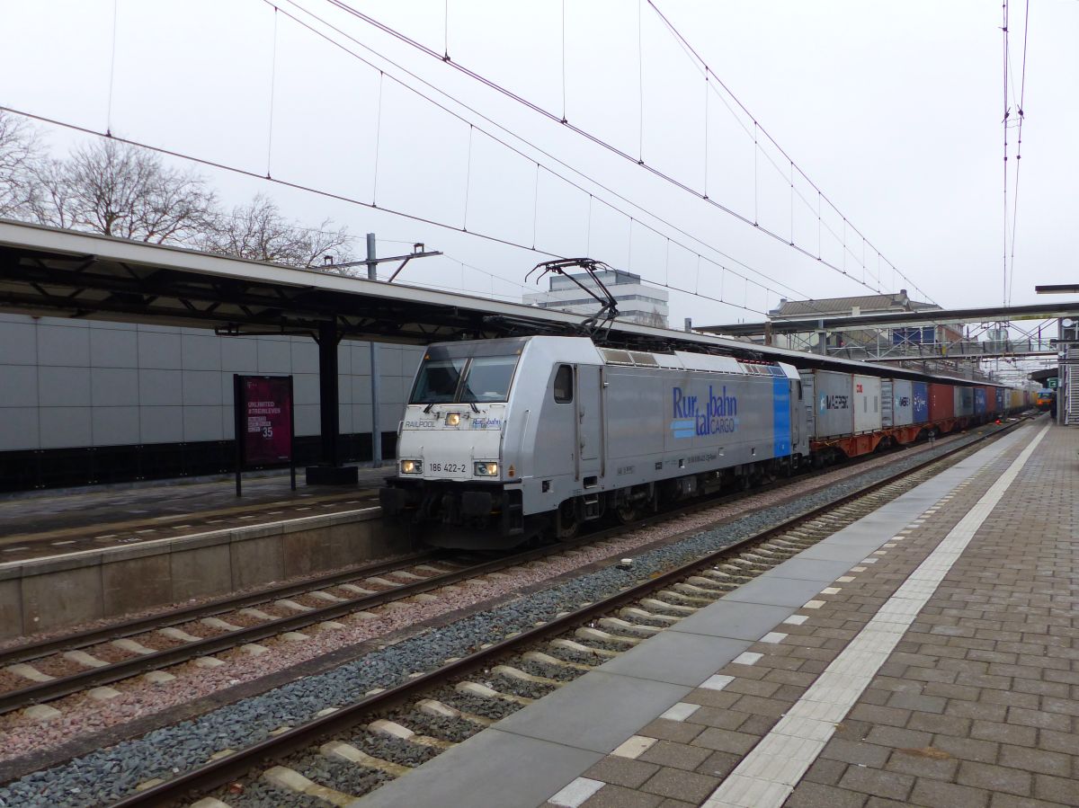 Rurtalbahn Cargo Lok 186 422-2 gemietet Railpool. Gleis 1 Dordrecht, Niederlande 16-02-2017.

Rurtalbahn Cargo loc 186 422-2 gehuurd van Railpool. Spoor 1 Dordrecht, Nederland  16-02-2017.