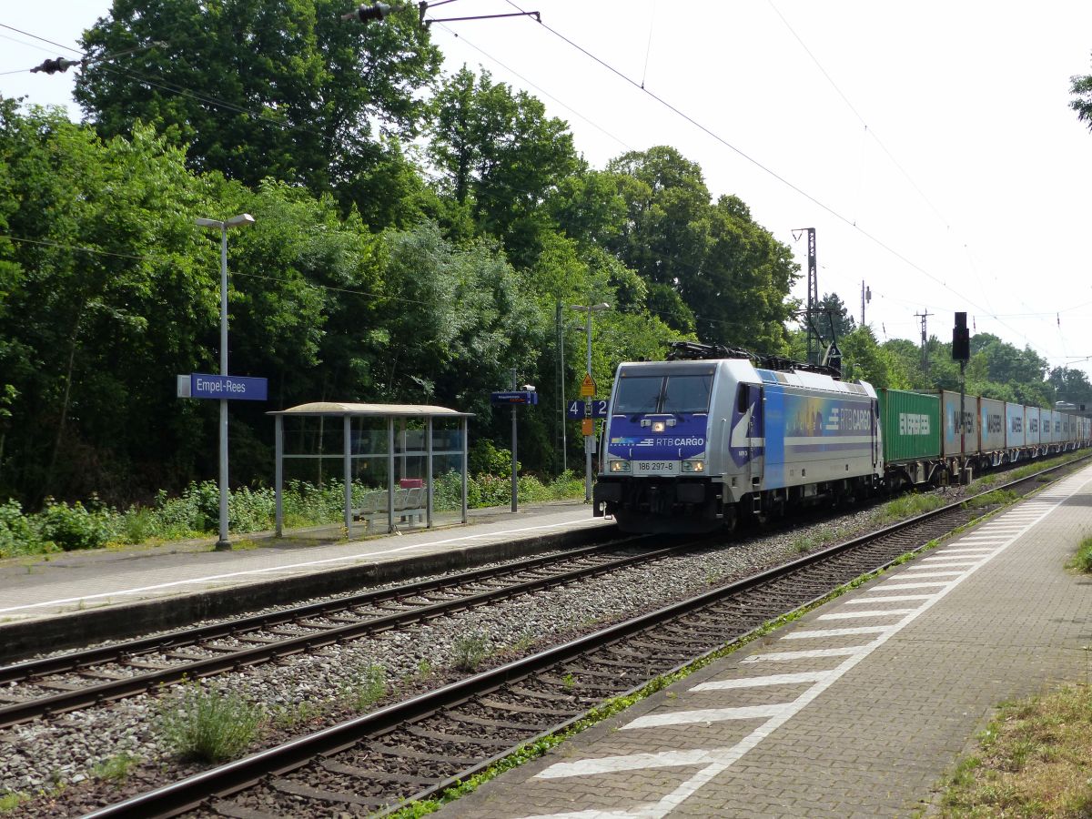 Rurtalbahn Cargo Lokomotive 186 297-8 durchfahrt Gleis 2 Bahnhof Empel-Rees 18-06-2021.

Rurtalbahn Cargo locomotief 186 297-8 doorkomst spoor 2 station Empel-Rees 18-06-2021.