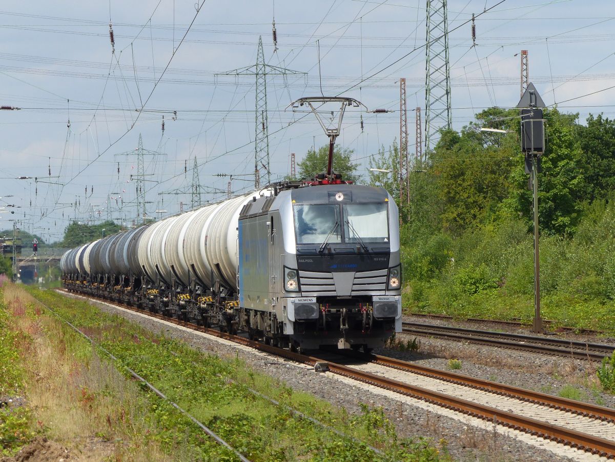 Rurtalbahn Lok 193 816-6 gemietet von Railpool, Lintorf 13-07-2017.

Rurtalbahn loc 193 816-6 gehuurd van Railpool voormalig station Lintorf bij de Kalkumerstrasse, Lintorf 13-07-2017.