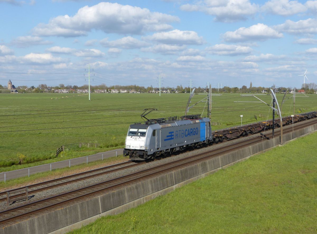 Rurtalbahn TRAXX Lokomotive 186 425-5 Polderweg, Hardinxveld-Giessendam, Niederlande 07-05-2021.

Rurtalbahn TRAXX locomotief 186 425-5 Polderweg, Hardinxveld-Giessendam 07-05-2021.