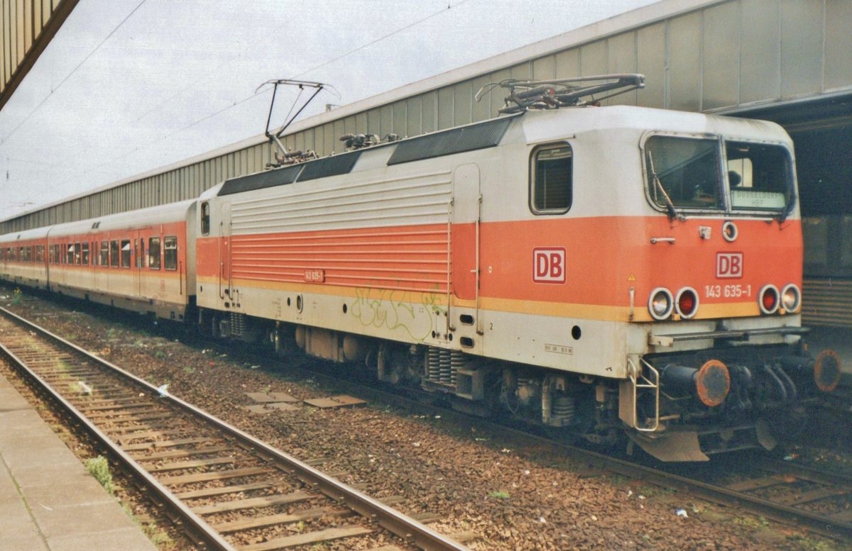 S-Bahn mit 143 635 steht am 24 Februar 1998 in Essen Hbf. 