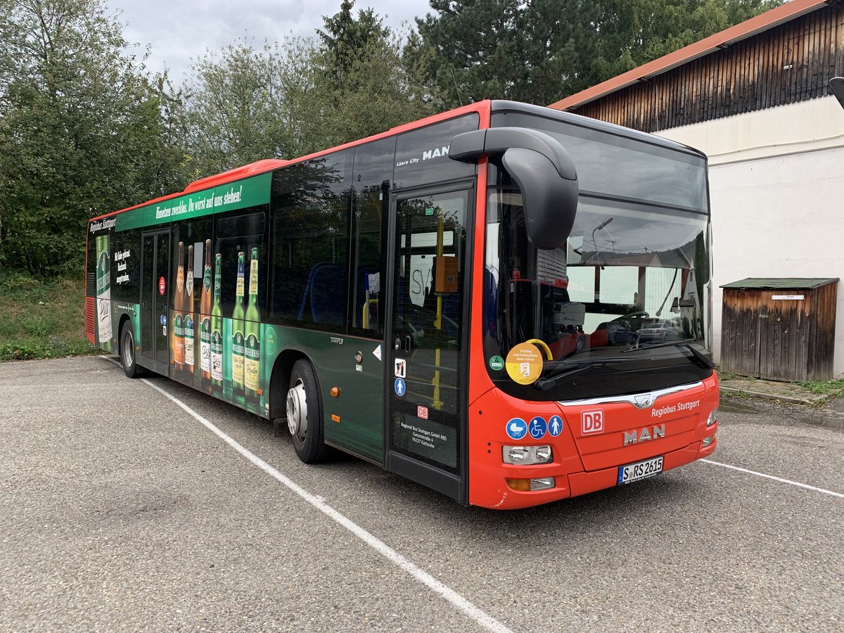 S-RS 2615 (Baujahr 2016) von DB Regiobus Stuttgart wirbt für Distelhäuser und steht am 29.8.2020 in Beilstein.