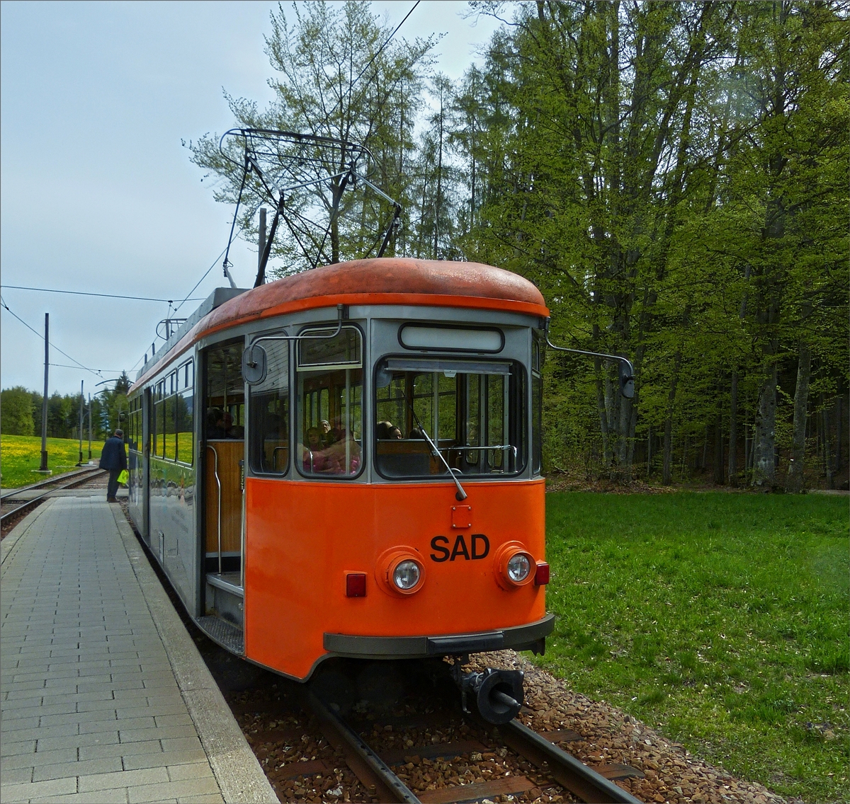 SAD Triebzug Nr12 (ex Esslingerbahn) der Rittnerbahn, ist aus Klobenstein an der Kreuzungshaltestelle Lichtenstern (Stella), hier ist Fahrerwechsel, d.h. der Fahrer dieser Bahn fhrt mit dem Gegenzug nach Klobenstein, der Fahrer des Gegenzuges bernimmt den Fhrersand dieser Bahn und fhrt diesen bis diesem Oberbozen. 15.05.2019 (Hans)  