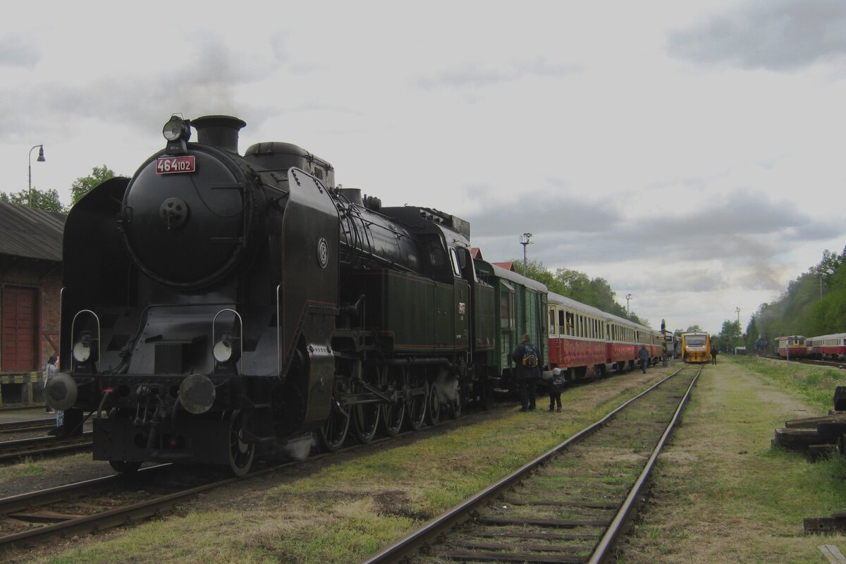 Saisonsoffnung ins Eisenbahnmuseum von Luzna u Rakovnika am 13 Mai 2012: Sonderzug nach Praha-Masarykovo steht ins Bahnhof von Luzna mit 464 102.
