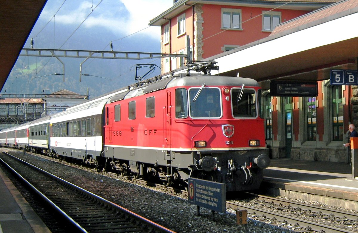 SBB 11205 treft mit IR nach Chiasso in Arth-Goldau ein: 15 September 2011.