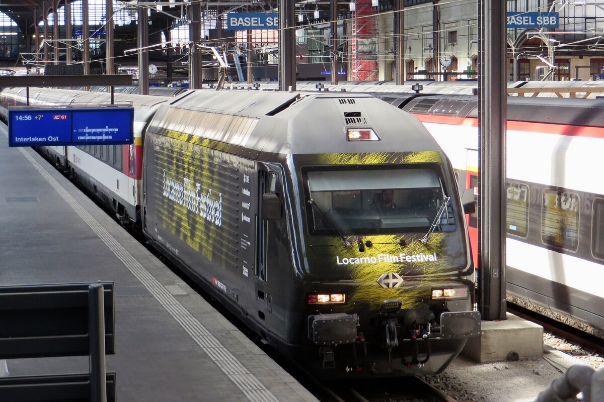 SBB 460 072 wirbt für das Filmfestival von Locarno und steht am 20 Mai 2022 in Basel SBB.