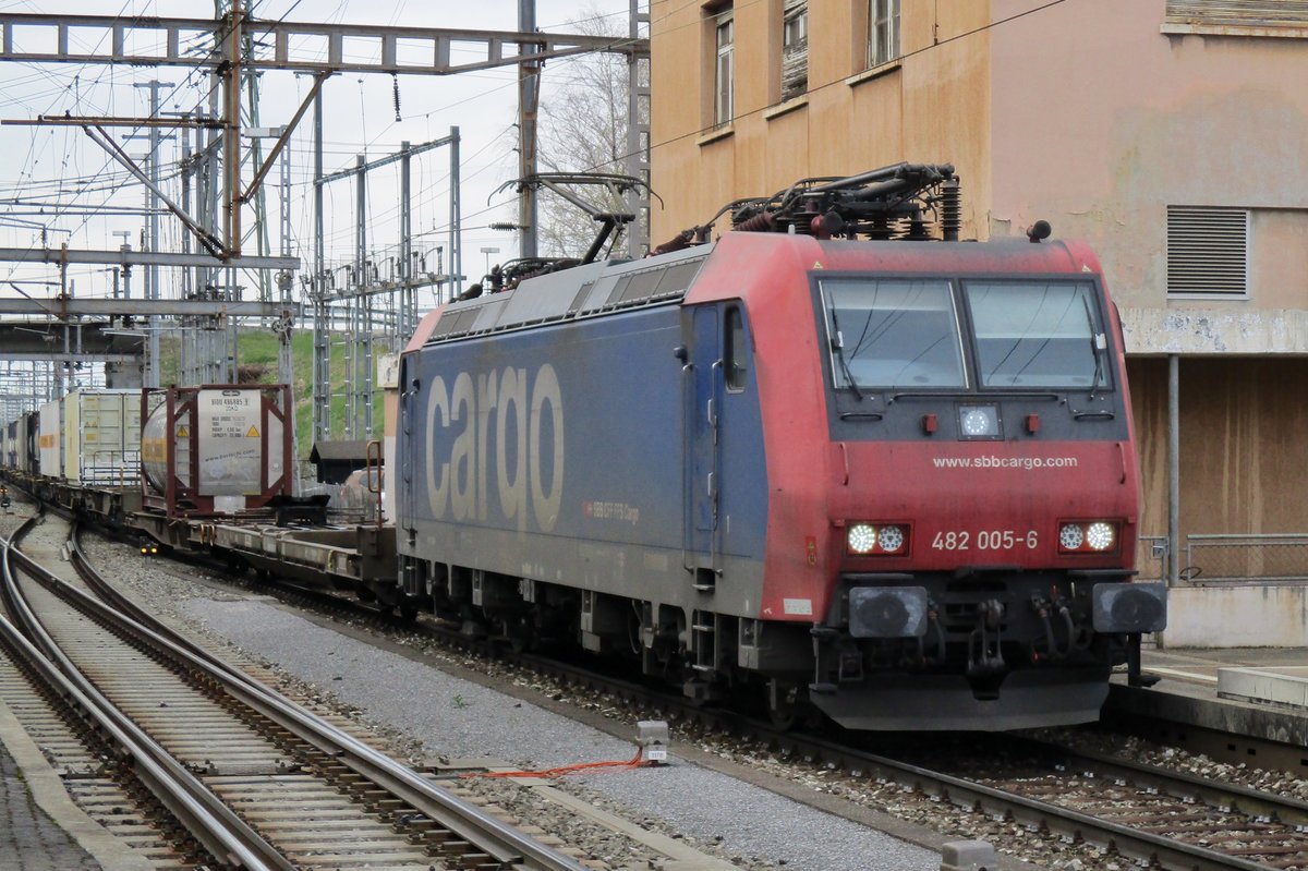 SBB 482 005 durchfahrt am 22 März 2017 Muttenz.