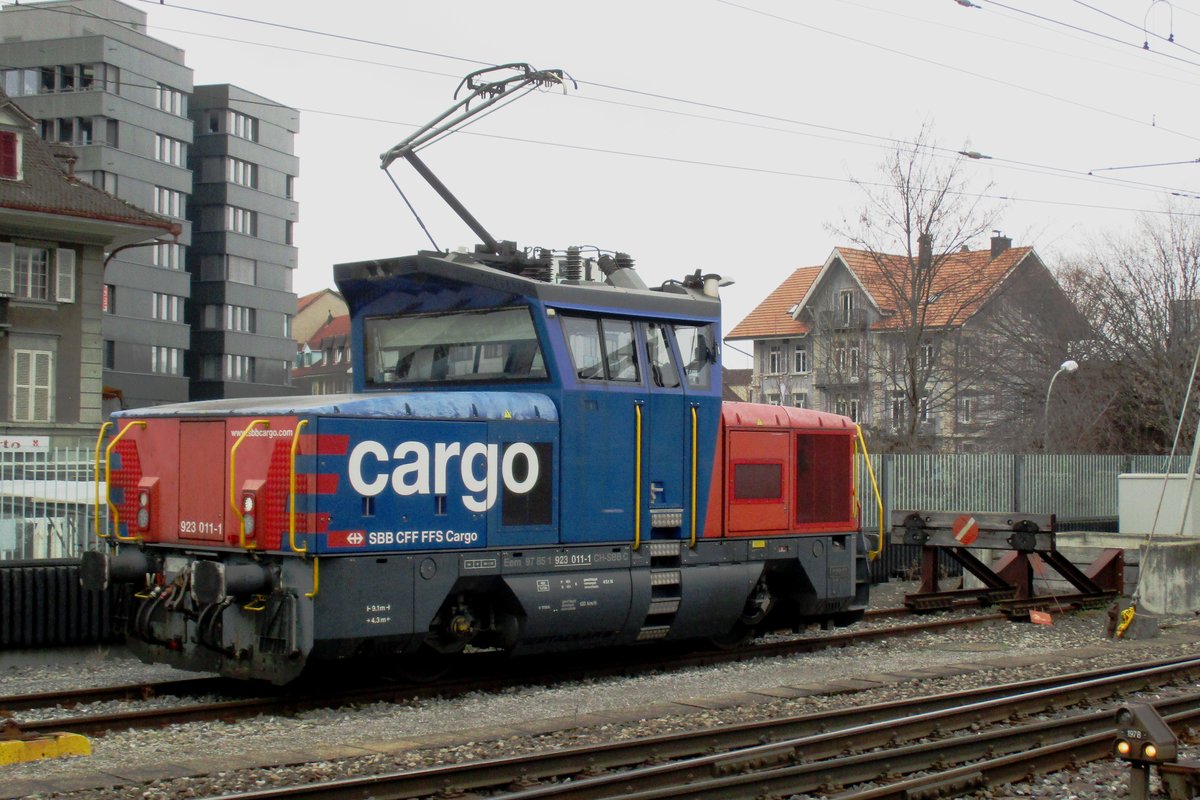 SBB 923 011 wartet in Thun am 1 Jänner 2019 auf neue Aufgaben. 