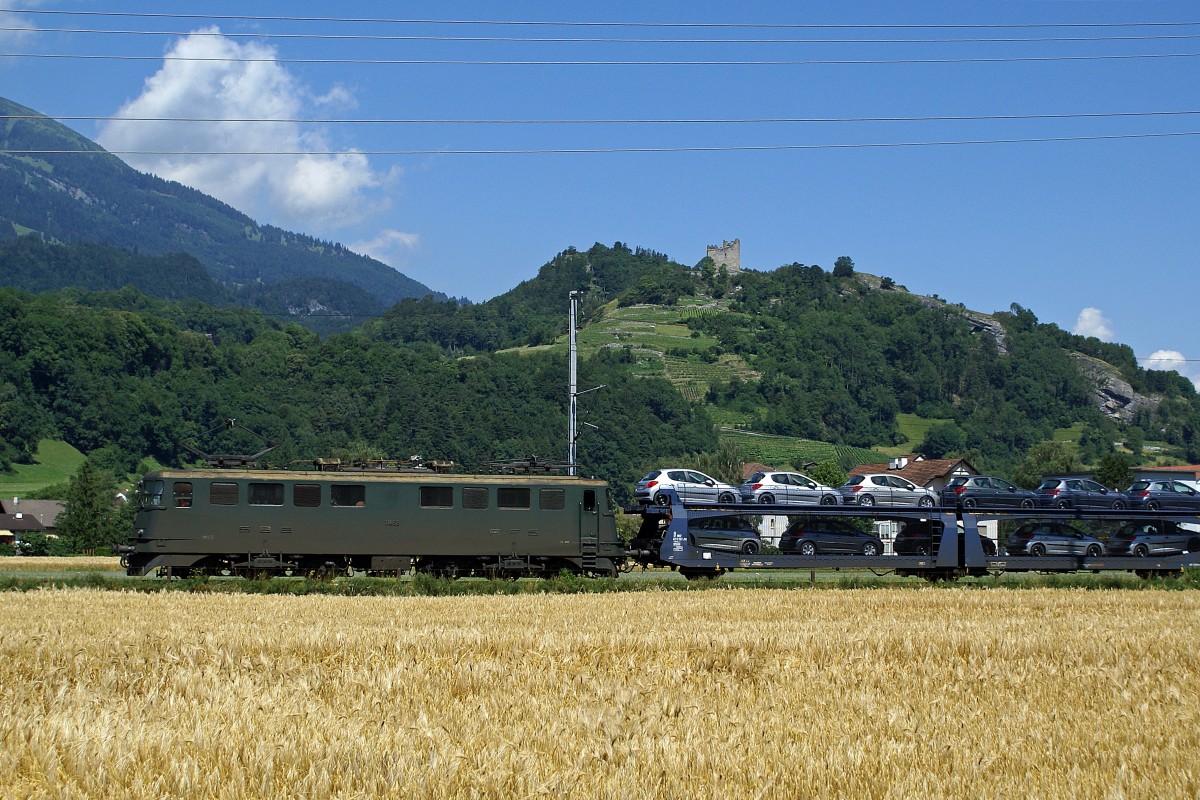 SBB: Ae 6/6 11468 mit einem Autozug unterwegs vor historischer Kulisse zwischen Buchs und Sargans am 27. Juni 2008.
Foto: Walter Ruetsch