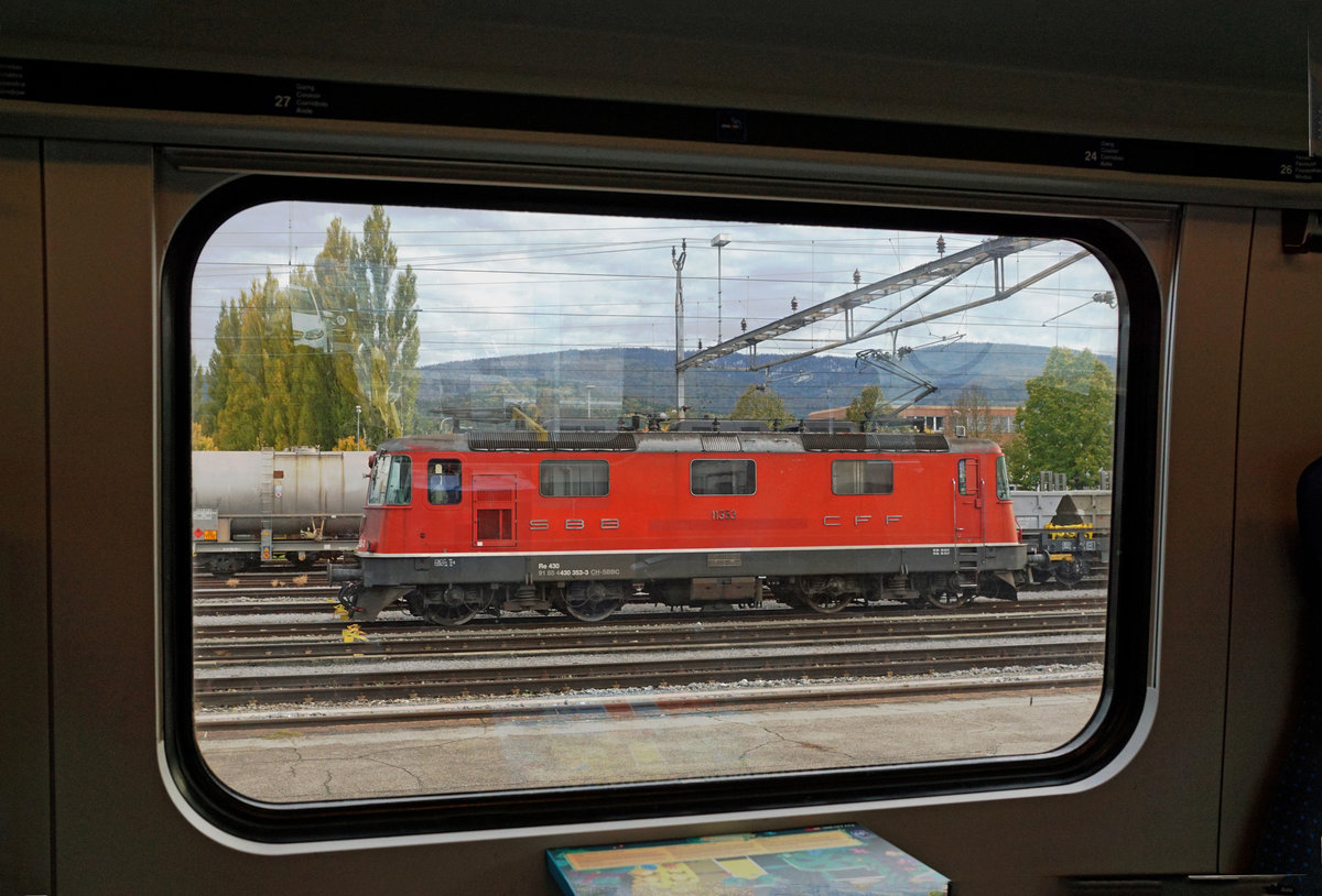 SBB: Am 9. Oktober 2017 in Delémont durchs ICN-Fenster fotografiert.
Re 430 353-3 auf den nächsten Einsatz wartend.
Foto: Walter Ruetsch 