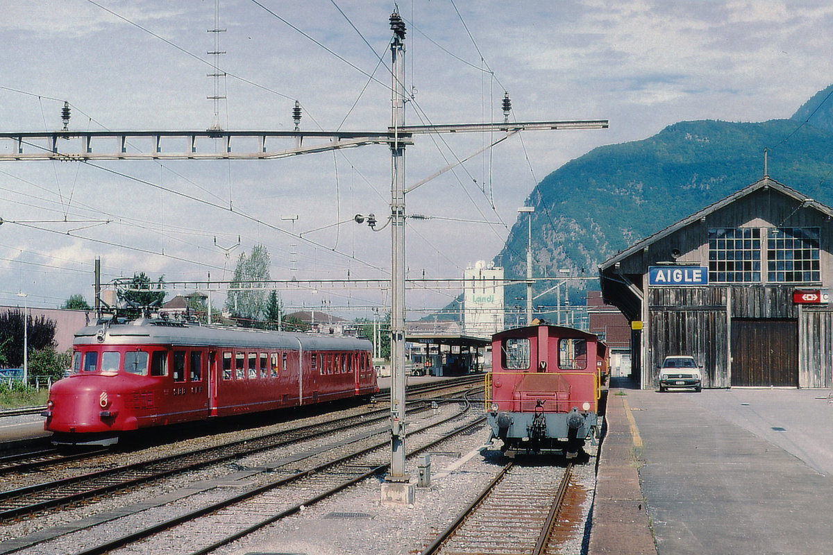 SBB: Bahnhof Aigle im August 1997. Der RAe 4/8 1021 beim Passieren des Güterschuppens und dem damals noch in Aigle stationierten Tm.
Foto: Walter Ruetsch 