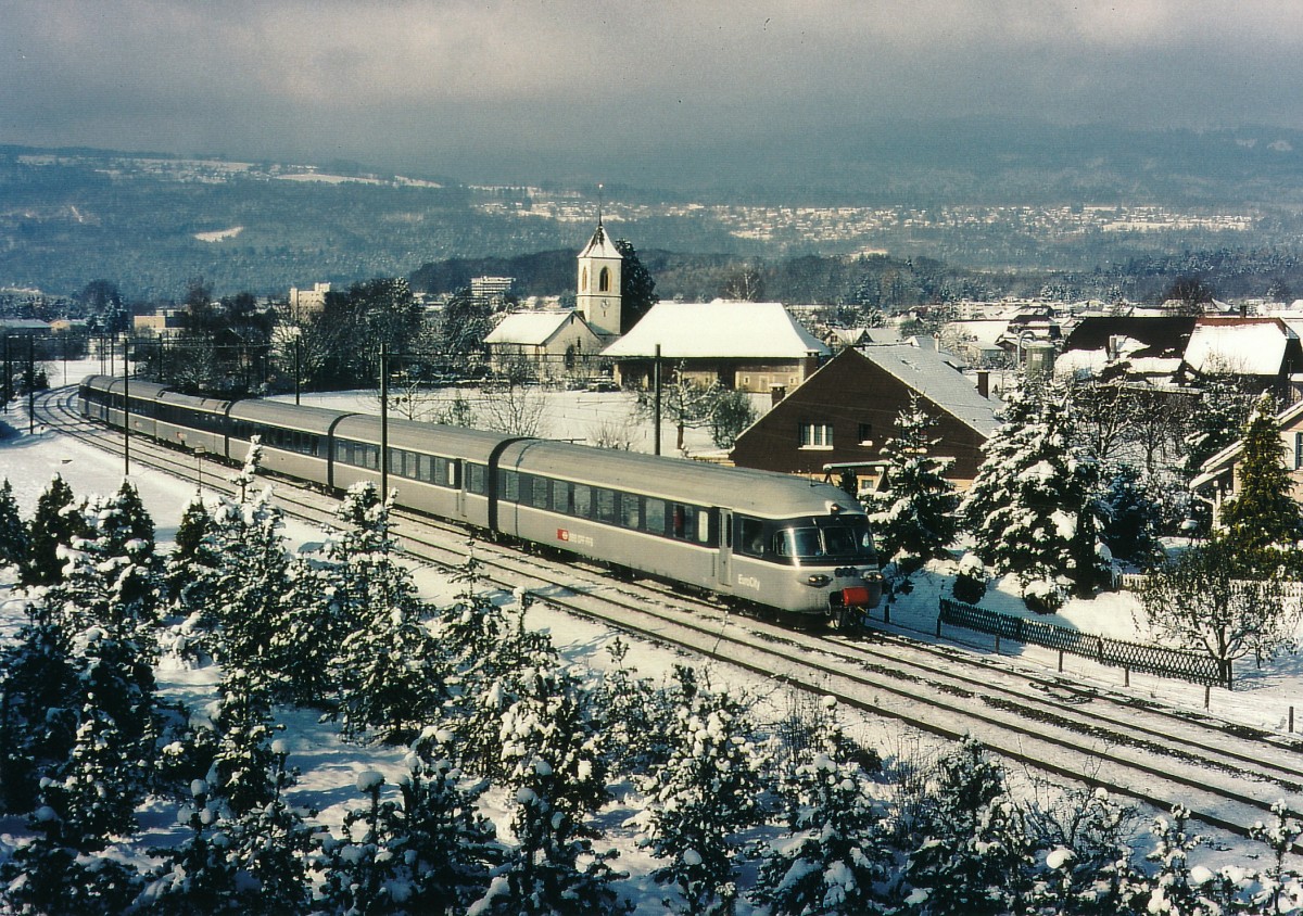 SBB: Bis vor dem endgültigen Aus Ende 2000, standen noch einige RAe TEE II als TGV-Zubringer auf der Strecke Bern - Frasne mit grauem Anstrich im Einsatz. Im Winter 1999 wurde die  GRAUE MAUS  bei Brügg fotografiert.
Foto: Walter Ruetsch 