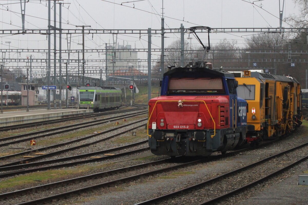 SBB BUTLER 923 015 steht am 31 Dezember 2024 in Payerne.