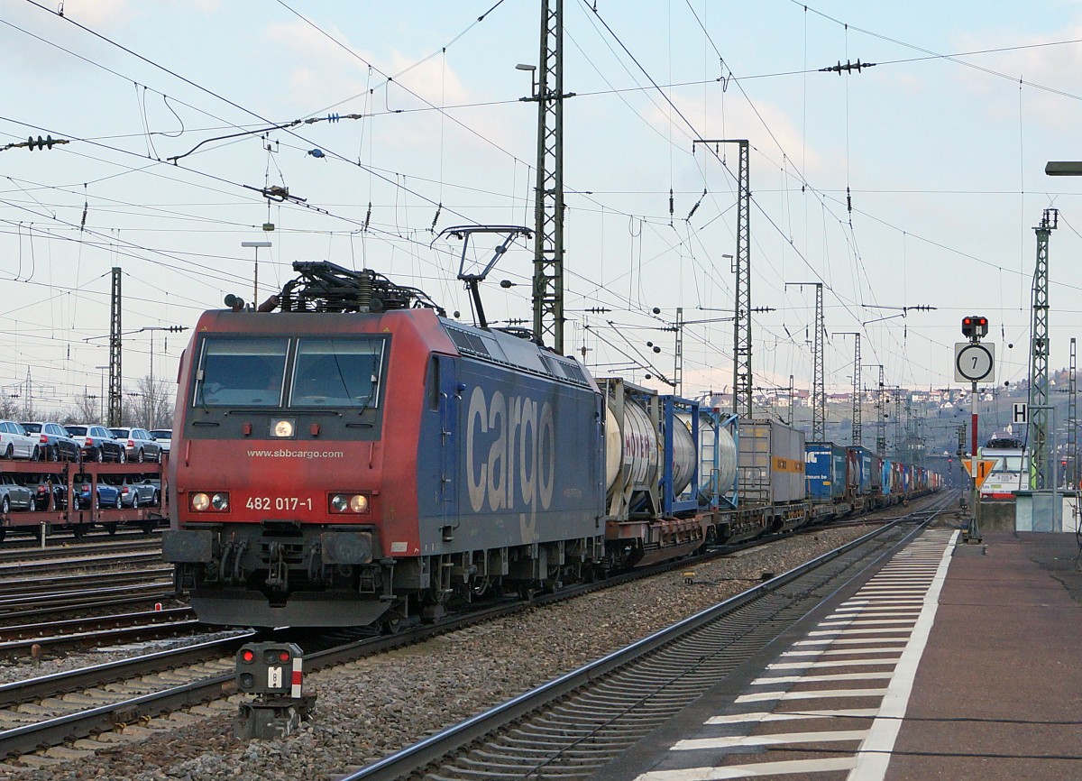 SBB Cargo: Güterzug mit Re 482 017-1 anlässlich der Bahnhofsdurchfahrt Weil am Rhein am 6. Februar 2015.
Foto: Walter Ruetsch 