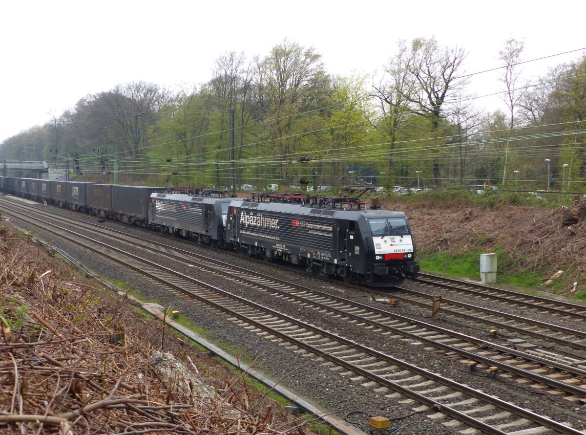 SBB Cargo Lok 189 108-4  Alpzhmer  mit Schwesterlok. Abzweig Lotharstrasse  Forsthausweg, Duisburg, Deutschland 12-04-2018.


SBB Cargo loc 189 108-4  Alpzhmer  met zusterlocomotief. Abzweig Lotharstrasse  Forsthausweg, Duisburg, Duitsland 12-04-2018.