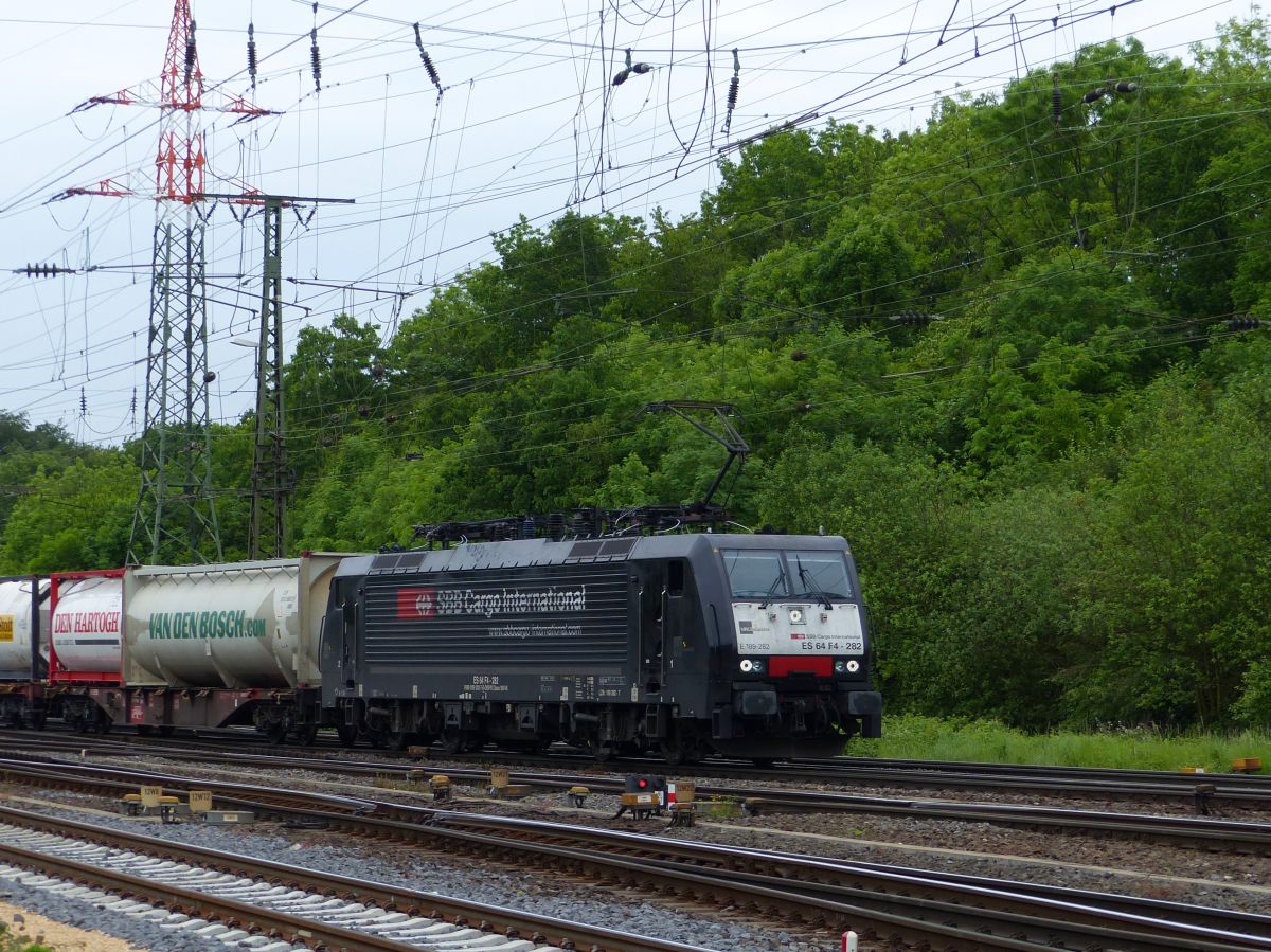SBB Cargo Lok 189 282 Rangierbahnhof K�ln Gremberg. Porzer Ringstra�e, K�ln, Deutschland 20-05-2016.

SBB Cargo loc 189 282 rangeerstation Keulen Gremberg. Porzer Ringstra�e, Keulen, Duitsland 20-05-2016.