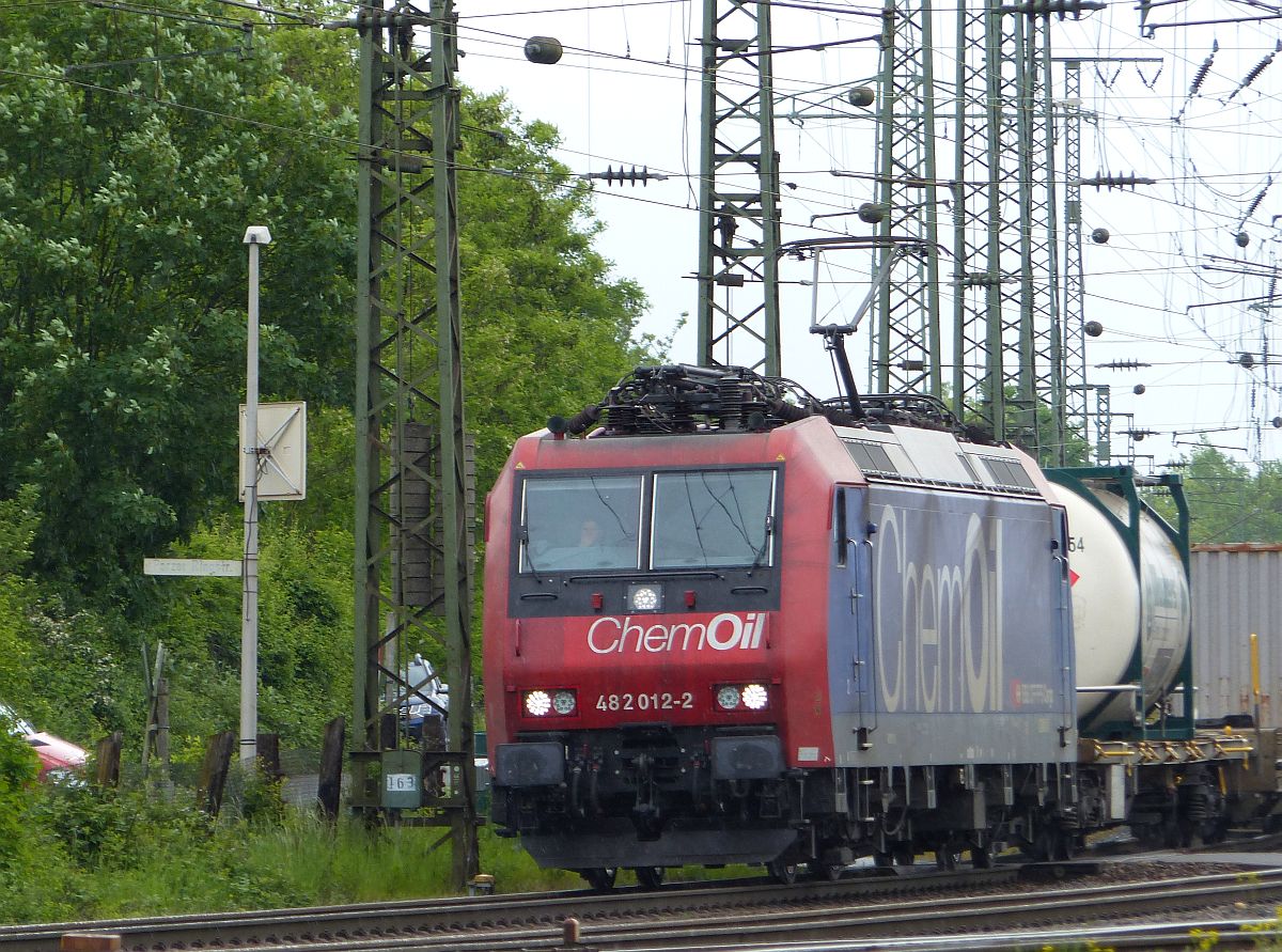SBB Cargo Lok 482 012-2 mit Aufschriftt  Chemoil  Rangierbahnhof Gremberg, Bahn�bergang Porzer Ringstra�e, K�ln, Deutschland 20-05-2016.

SBB Cargo loc 482 012-2 met opschrift  Chemoil  rangeerstation Gremberg, overweg Porzer Ringstra�e, Keulen, Duitsland 20-05-2016.