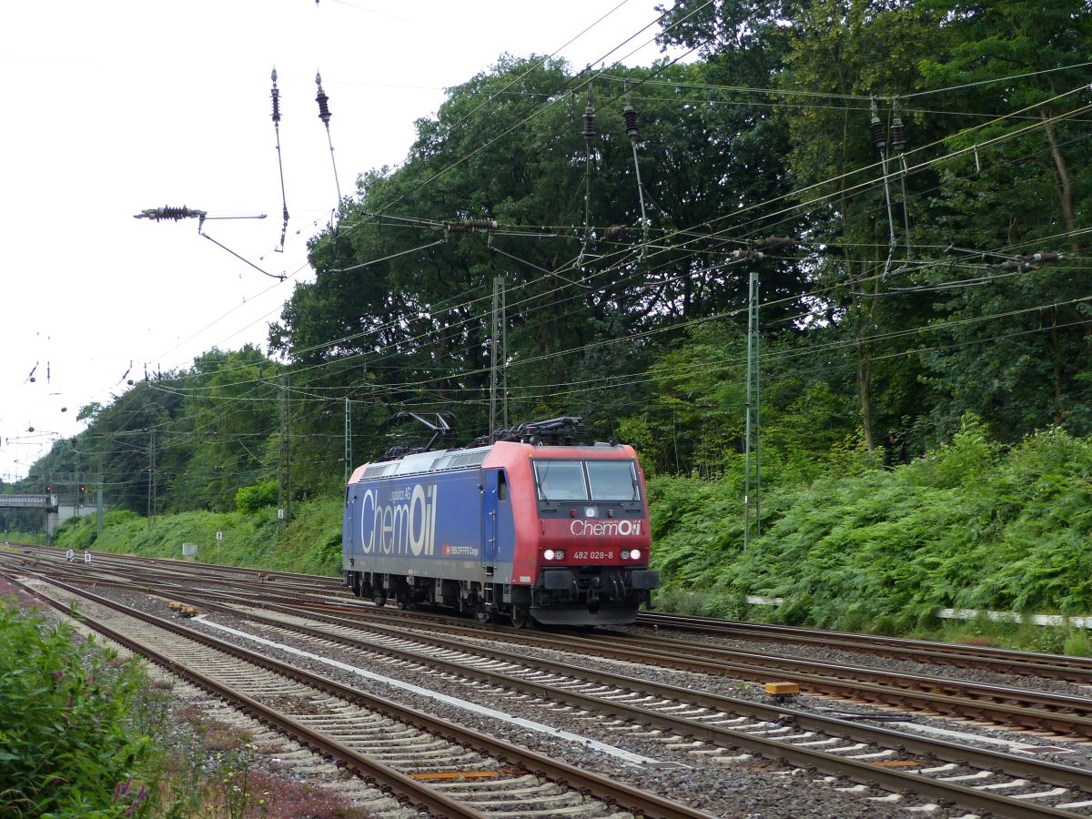 SBB Cargo Lok 482 028-8 mit Aufschrift  Chemoil  Abzweig Lotharstrasse, Forsthausweg, Duisburg, Deutschland 08-07-2016.


SBB Cargo loc 482 028-8 met opschrift  Chemoil  Abzweig Lotharstrasse, Forsthausweg, Duisburg, Duitsland 08-07-2016.