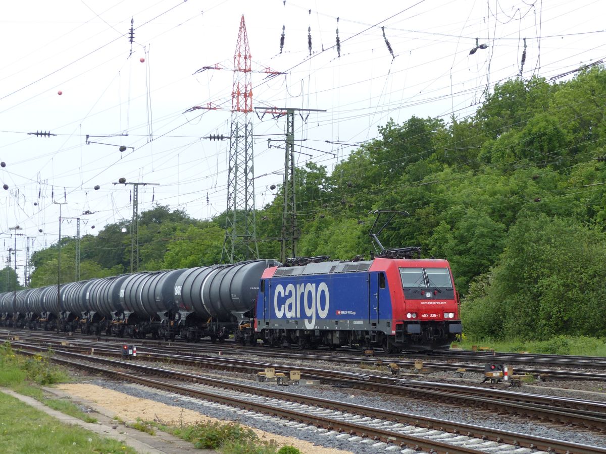 SBB Cargo Lok 482 036-1 Rangierbahnhof Gremberg, Porzer Ringstrae, Kln 20-05-2016.

SBB Cargo loc 482 036-1 rangeerstation Gremberg, Porzer Ringstrae, Keulen, Duitsland 20-05-2016.