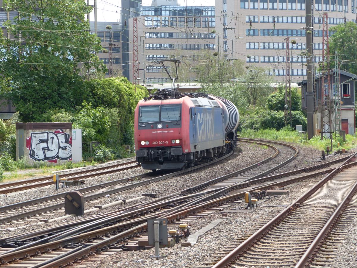 SBB Cargo Lokomotive 482 004-9 Bahnhof Dsseldorf-Rath 09-07-2020.

SBB Cargo locomotief 482 004-9 station Dsseldorf-Rath 09-07-2020.