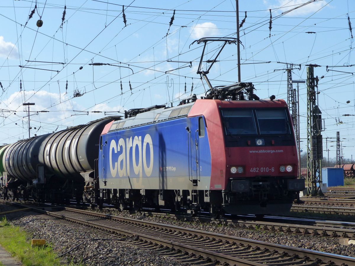 SBB Cargo Lokomotive 482 010-6 Gterbahnhof Oberhausen West, Deutschland 12-03-2020.

SBB Cargo locomotief 482 010-6 goederenstation Oberhausen West, Duitsland 12-03-2020.