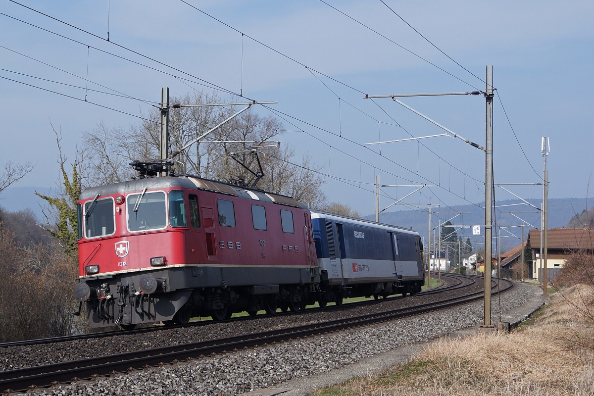 SBB: Der  GEFANGENENZUG  EINST UND JETZT. Am 18. März 2015 mit der Re 4/4 II 11212 bei Murgenthal. Während mehreren Jahren wurde diese sehr spezielle Leistung mit einem RBe 4/4 geführt.
Foto: Walter Ruetsch