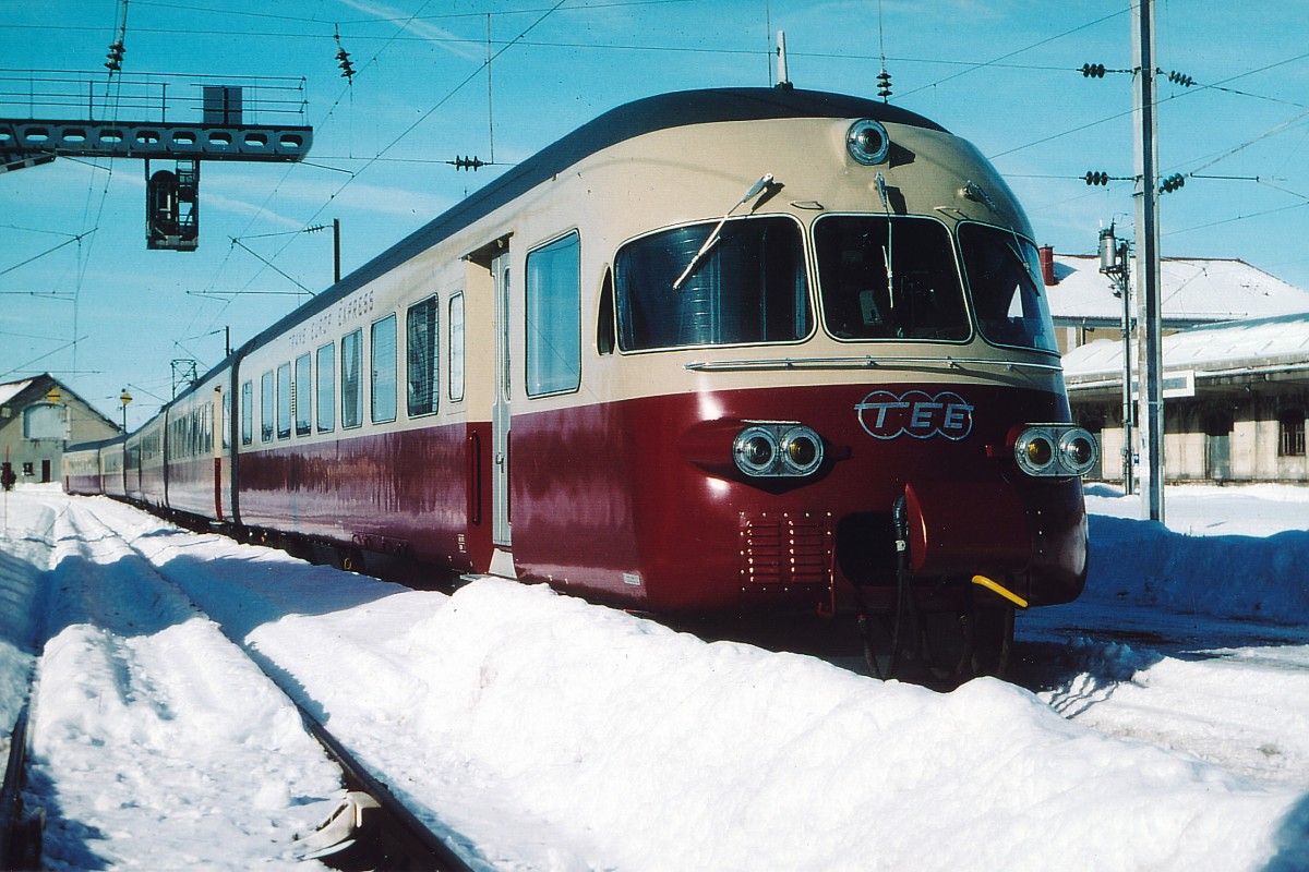 SBB-HISTORIC: Im Zusammenhang mit einer Gedenkfeier zur Bourbaki Armee fuhr der RAe 1053 mit geladenen Gästen durch den Neuenburger Jura nach Pontarlier, wo dieser besondere Anlass stattfand. Diese Aufnahme ist im Dezember 1994 vor dem Bahnhof Pontarlier entstanden.
Foto: Walter Ruetsch 