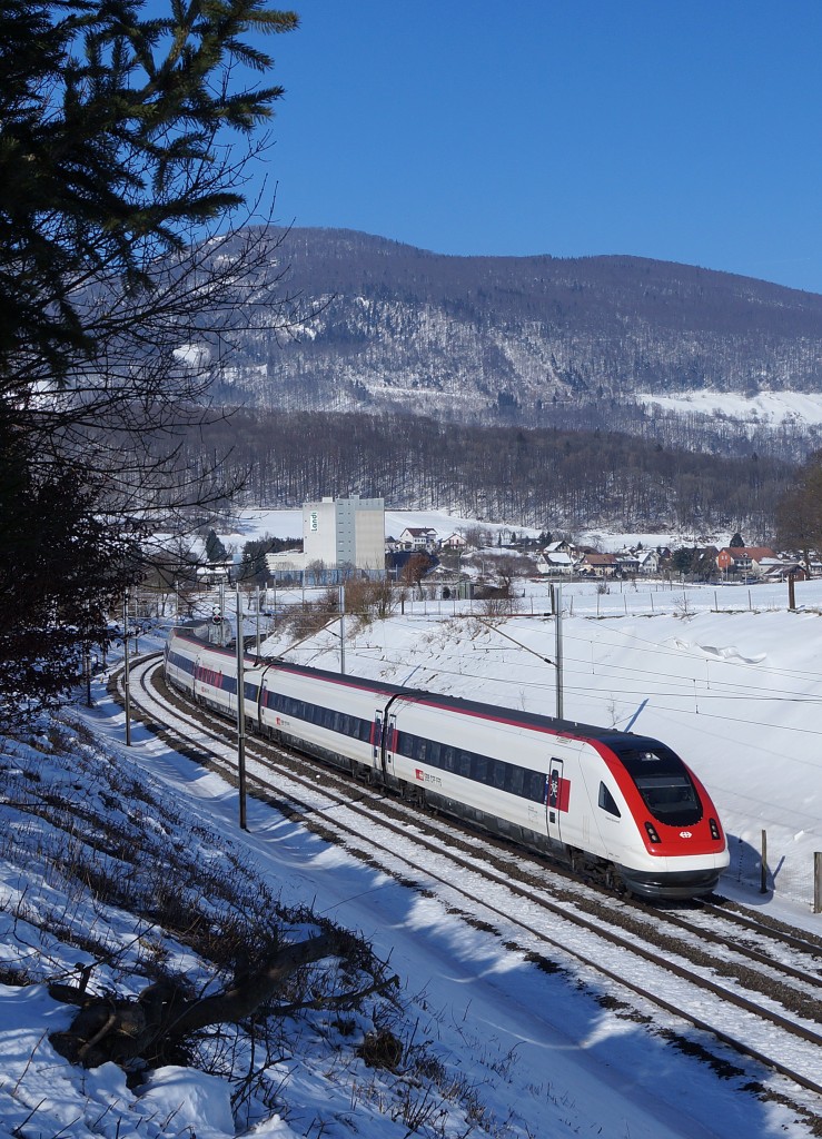 SBB: IC Biel-Konstanz-Biel mit RABDe 500 bei Niederbipp am 10. Februar 2015. Diese Zugsleistung wird pro Tag nur einmal mit einem ICN erbracht.
Foto: Walter Ruetsch