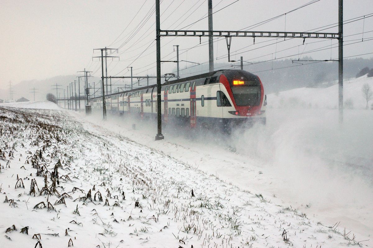 SBB: IR nach BERN mit RABe 511 039 der Zürcher S-Bahn anlässlich der Durchfahrt Riedtwil am 17. Januar 2017. Der Allwetterbahnfotograf genoss das herrliche Winterwetter bei minus 6 Grad und einer sehr starken kalten Bise. 
Foto: Walter Ruetsch  