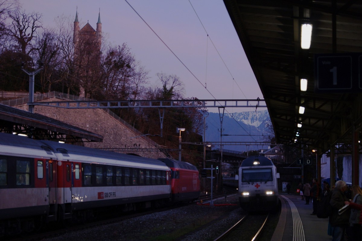 SBB: Nach einem herrlichen Fotonachmittag mit dem bekannten Bahnbildfotografen Stefan entstanden vor der Rückreise nach Solothurn in Vevey die allerletzten Aufnahmen des sonnigen Tages. Festgehalten wurden am 11. Dezember 2015 die IR nach Brig und Genève mit Re 460 im letzten Abendlicht, wie es sich für einen Allwetterfotografen gehört.
Foto: Walter Ruetsch