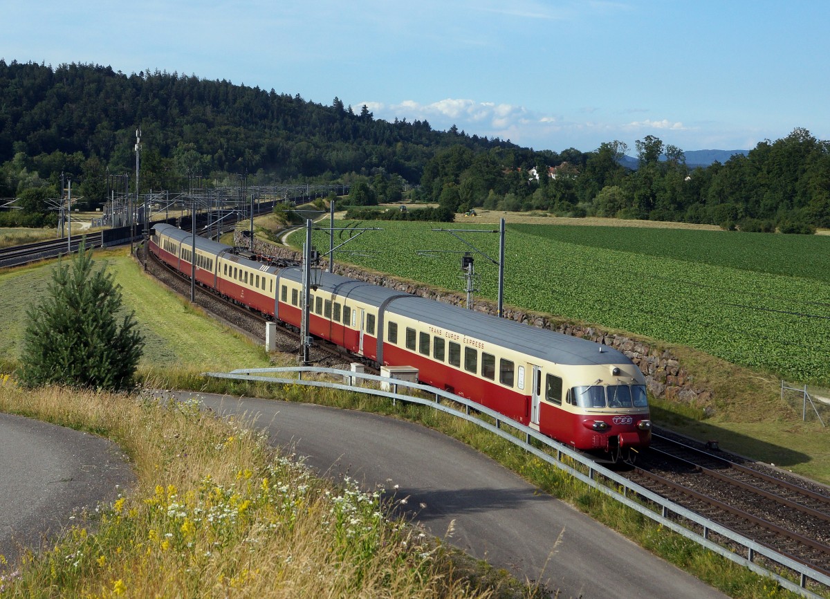 SBB: RAe 1053 aus dem Jahre 1961 von SBB Historic auf einer Sonderfahrt bei Roggwil am 25. Juni 2015. Wurde von diesem Zug völlig überrascht, habe ihn aber trotzdem als Nachschuss auf dem nicht fotogenen Geleise verewigt.
Foto: Walter Ruetsch  