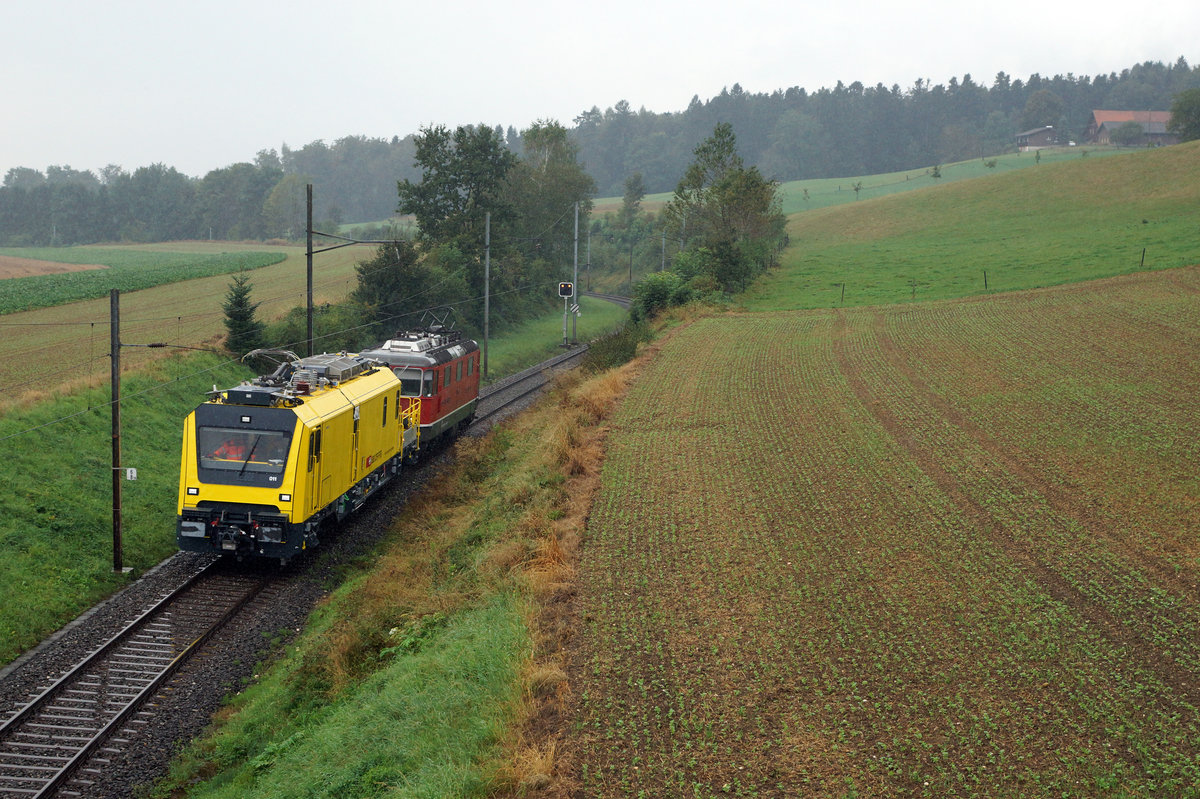 SBB: Testfahrten auf der ehemaligen SMB-Strecke Langendorf-Gnsbrunnen mit dem neuen Xem 99 85 9181 011-9 CH-SBB I und der Re 4/4 II 11144 vom 19. September 2016. Vor den zuknftigen Einstzen im neuen Gotthard Tunnel absolvierte dieses Unterhaltsfahrzeug seine ersten Fahrten durch den von der Einstellung immer noch stark bedrohten Weissenstein Tunnel. Diese einmalige Aufnahme entstand bei starkem Regen im Lommiswil.
Foto: Walter Ruetsch