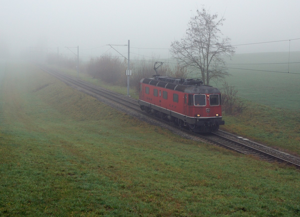 SBB: Trotz selbem E-Loktyp und gleicher Fotostelle sind die beiden Aufnahmen wegen der Wetterlage sehr unterschiedlich ausgefallen. Lokzug mit Re 6/6 11632  DNIKEN  zwischen Solothurn und Biberist am nebligen 2. Dezember 2015. Diese beiden Bilder dokumentieren, dass fr gute Bahnbilder in erster Linie die Wetterlage, die der Bahnfotograf mit der besten Kamera nicht beeinflussen kann, sehr massgebend ist.
Foto: Walter Ruetsch  
