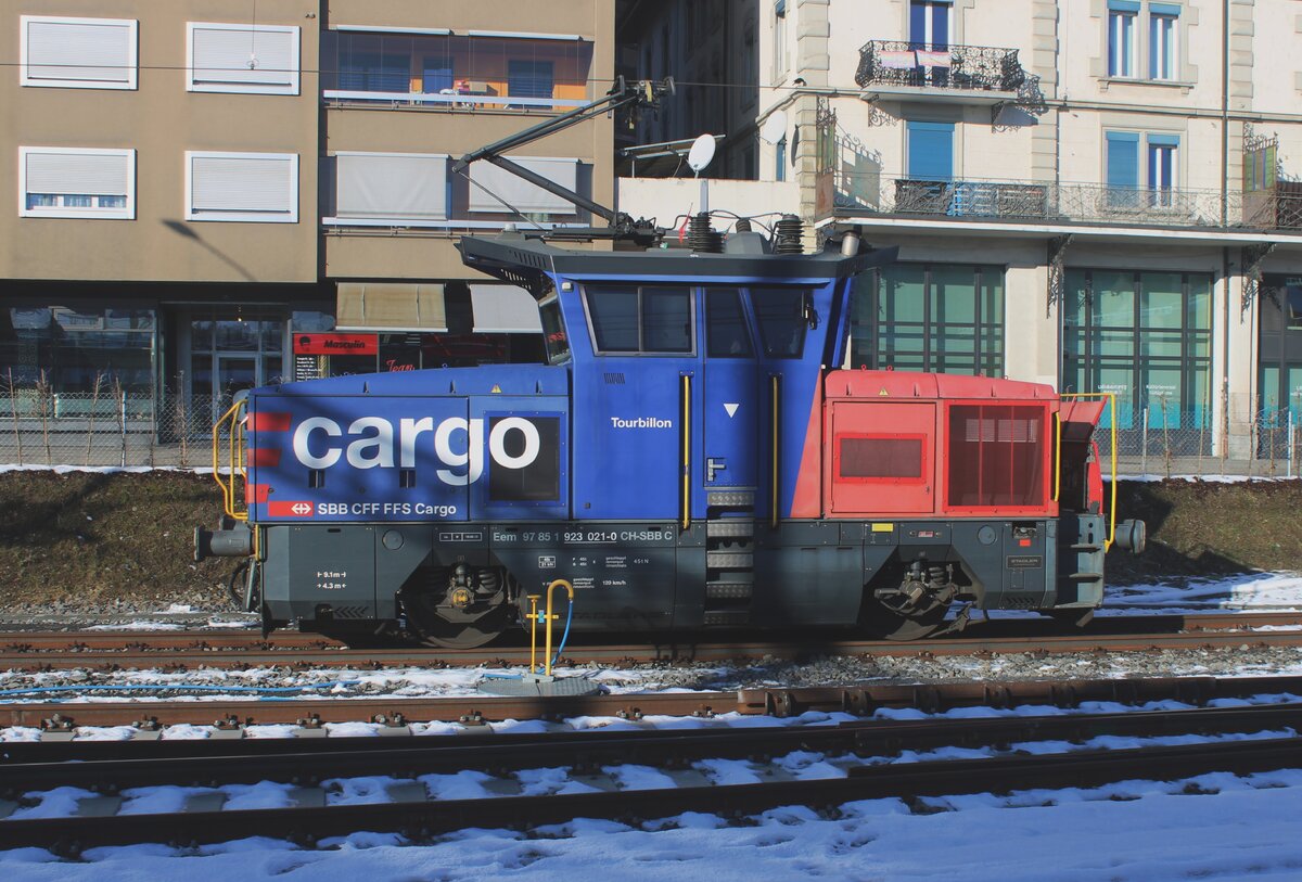 SBBC 923 021 steht am 31.Dezember 2024 ins sonnnigen Fribourg.