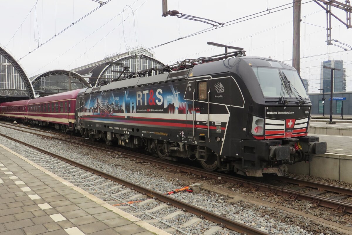 SBBCI 193 701 steht -noch mit rote Leuchten nach umlaufen- am 22 Jänner 2023 mit der TUI Ski-Express in Amsterdam Centraal.