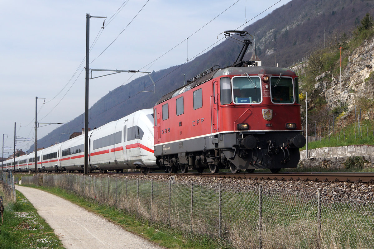 SBB/DB: Nachdem mit dem ICE4 in verschiedenen Regionen der Schweiz Probefahrten durchgeführt wurden, kehrte er am 31. März 2017 mit der Re 4/4 II 11143 in seine Heimat zurück. Fotografiert wurde die nicht alltägliche Überfuhr bis Basel Badischer Bahnhof bei Ligerz.
Foto: Walter Ruetsch