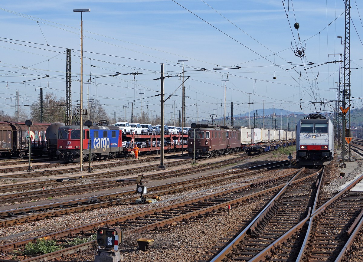 SBB/DB: Schweizerlok-Treffen in Deutschland am 10. April 2015. Zur Abfahrt in Richtung Schweiz stehen bereit: SBB Re 420 268-5 mit einem langen Autozug, Doppeltraktion BLS Re 425  BRUNELI  mit der Nummer 170 an der Zugsspitze eines Blockzuges von DB Schenker sowie ein weiterer BLS Gterzug mit der 186 101 von RAILPOOl. Leider war der Standort der verschiedenen Lokomotiven sowie der Fotostandort nicht optimal. Dies war aber die beste Mglichkeit fr diese seltene Dokumentation.
Foto: Walter Ruetsch