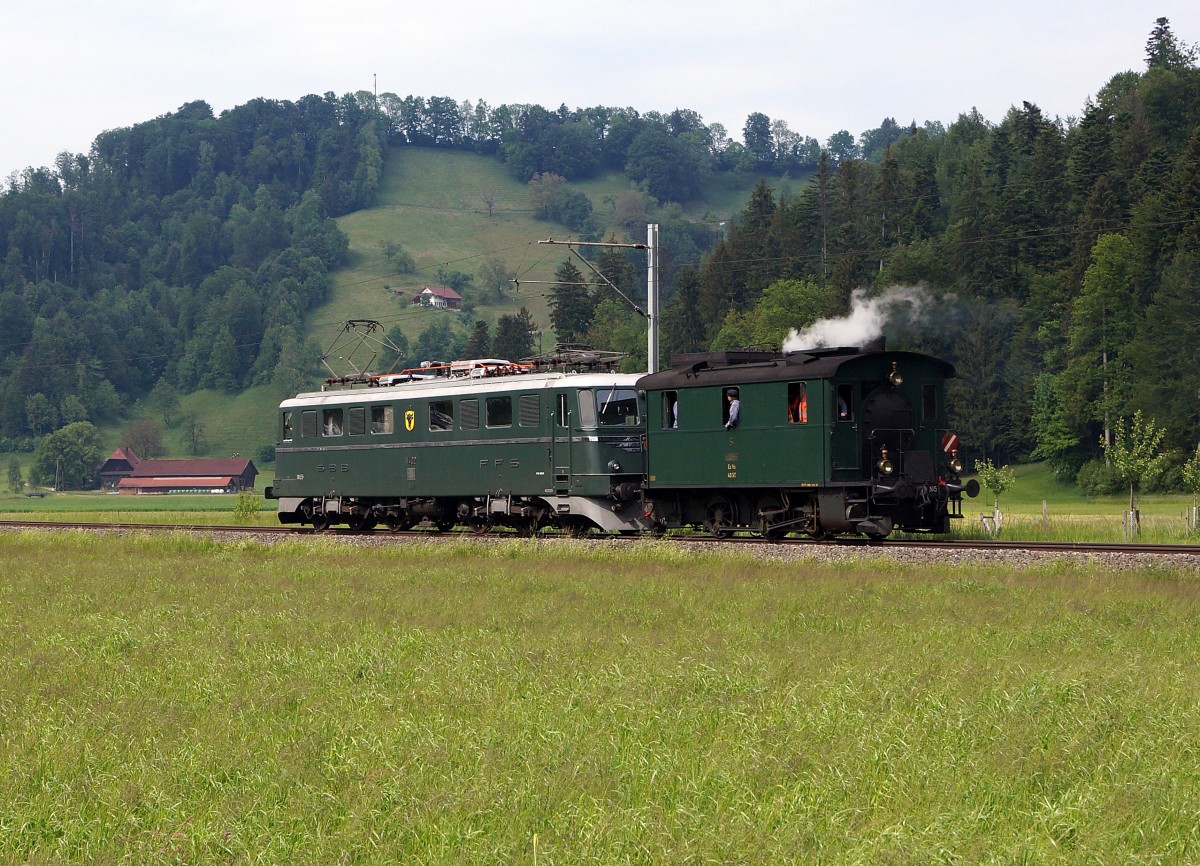 SBB/HWB: Am 23. Mai 2015 wurde die Ec 3/3 5, ehemals HWB mit der Ae 6/6 11402  URI  von Erstfeld nach Huttwil überführt. Da diese einzigartige Dampflokomotive im Jahre 1936 von der damaligen Huttwil-Wolhusen-Bahn (später VHB) in Betrieb genommen wurde, steht sie nun wieder in iher ursprünglichen Heimat für Sonderfahrt bereit. Unterhalten wird sie in Zukunft vom VEREIN HISTORISCHE EISENBAHN EMMENTAL mit Sitz in Huttwil. Die Aufnahme ist bei Daiwil entstanden.
Foto: Walter Ruetsch