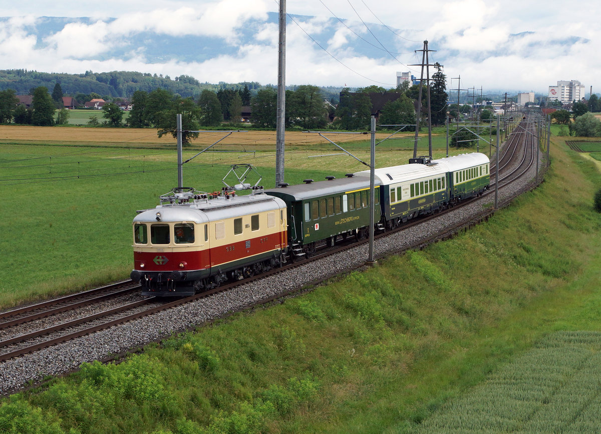 SBB/TEE CLASSIC: Bunter Sonderzug mit der Re 4/4 I 10034, ehemals SBB, auf flotter Fahrt beim Passieren der alten Stammstrecke bei Bettenhausen am 18. Juni 2016.
Foto: Walter Ruetsch