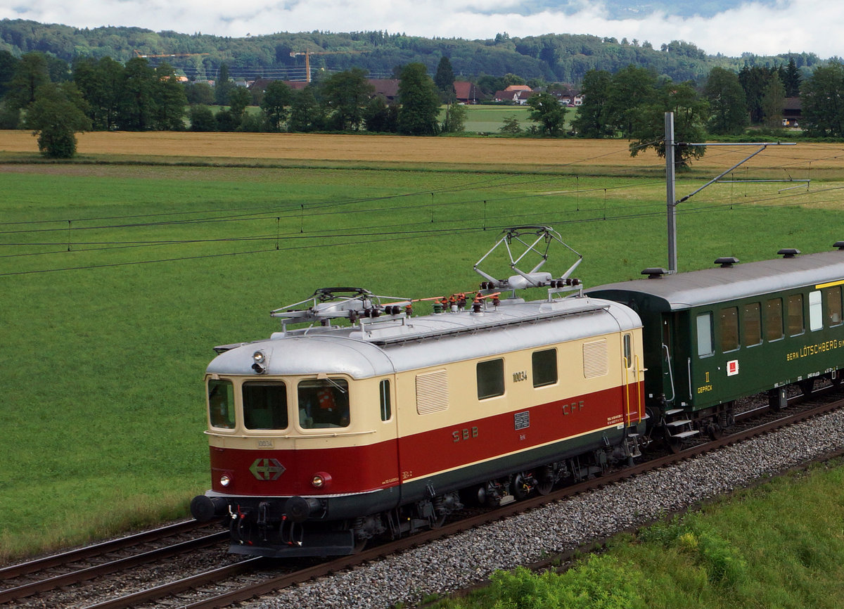 SBB/TEE CLASSIC: Portraitaufnahme der gepflegten TEE CLASSIC TEE Re 4/4 1 10034 ehemals SBB. Das Portrait entstand aus einer Streckenaufnahme vom 18. Juni 2016.
Foto: Walter Ruetsch