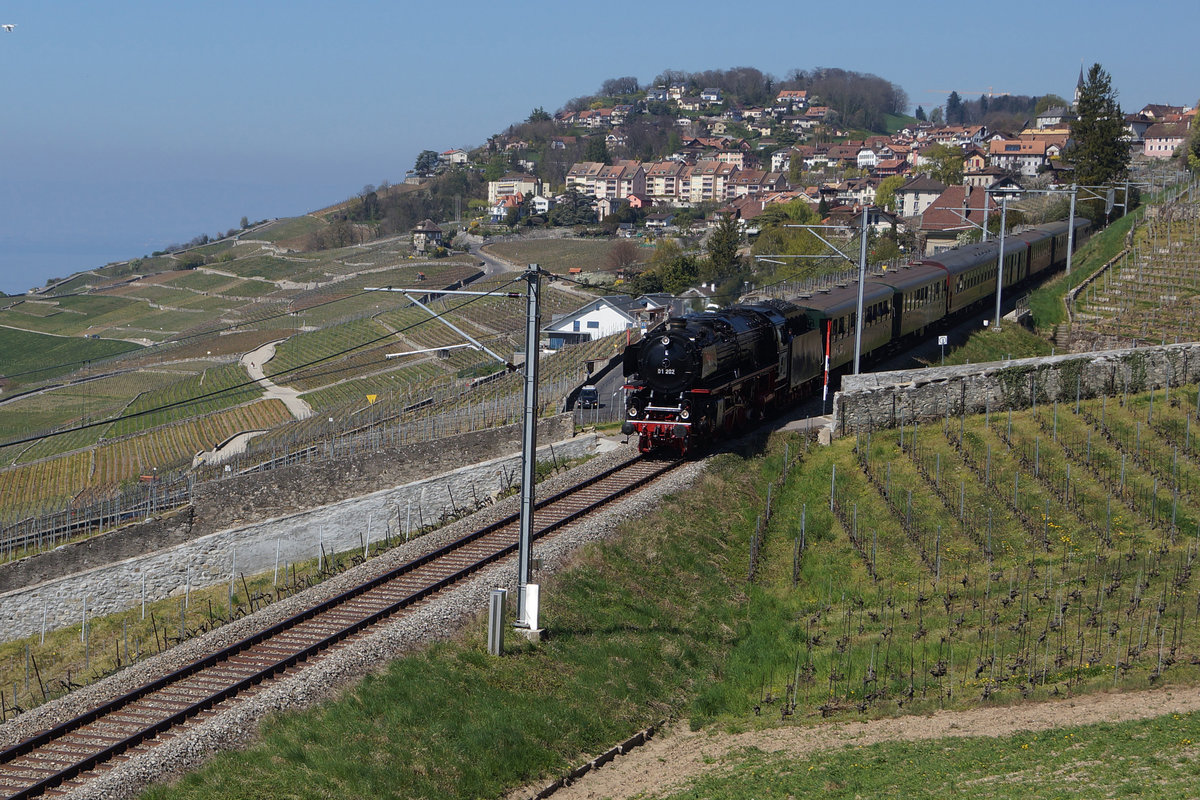 SBB/Verein Pacific: Im Lavaux, der schönsten Gegend der Schweiz wo gute Weine gedeihen lebt unser lieber Freund und langjährige Bahnfotograf Stefan Wohlfahrt.
Tagesfahrt mit Dampf Rhonetal.
Dampfsonderzug Lyss-Brig mit der 01 202 des Vereins Pacific auf der spektakulären Steilrampenfahrt von Puidoux-Chexbres durch die Weinberge des Lauvaux nach Vevey am 8. April 2017.
Mit dieser Aufnahme wünsche ich allen Fotografen von hellertal.startbilder.de frohe Ostern.
Foto: Walter Ruetsch