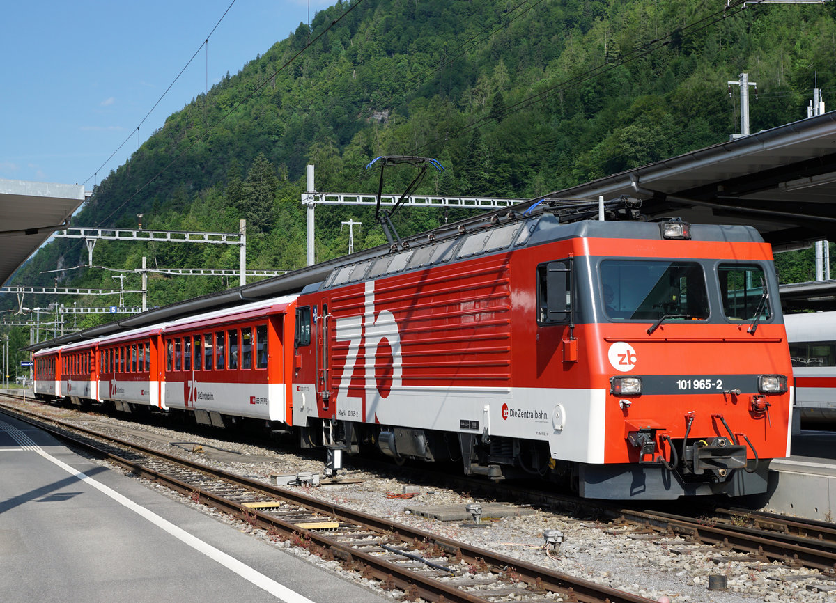 SBB/ZB: Wie in alten Zeiten. Regionalzug der ZB in Interlaken Ost mit der HGe 4/4 101 965-2, ehemals SBB, kurz vor der Abfahrt nach Meiringen am 27. Mai 2017.
Foto: Walter Ruetsch