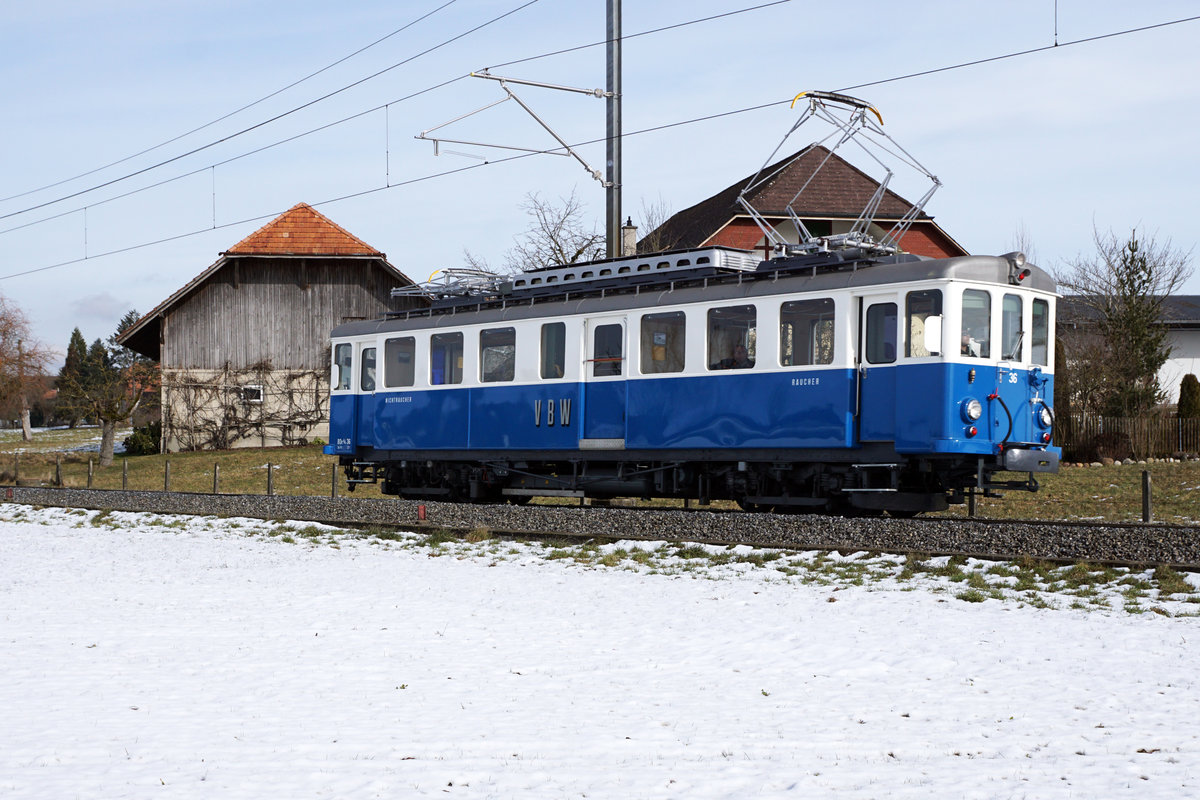 S'BLAUE BÄHNLI
Vom Regionalverkehr Bern Solothurn RBS
Impressionen der Sonderfahrt vom 8. Februar 2019.
Wie in alten Zeiten beim Passieren von alten Bauernhöfen bei Grafenried.
Foto: Walter Ruetsch