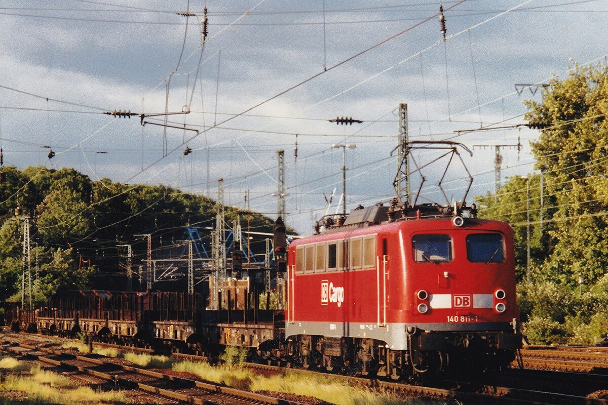 Scanbild von 140 811 mit Leerstahlzug in Köln West am 21 Mai 2005.